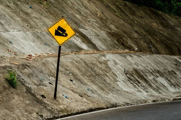 山下山下设有柏油路的交通标志 — 图库照片