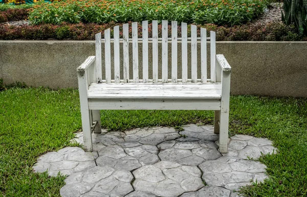 公園内のコンクリート床の上の白い木公園のベンチ — ストック写真