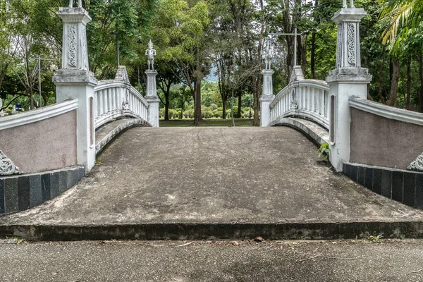 Parktaki Küçük Beton Köprü — Stok fotoğraf