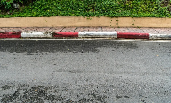 Asphaltstraße Mit Rotem Und Weißem Bordstein — Stockfoto