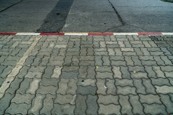 Estrada Asfalto Calçada Bloco Concreto Com Freio Concreto Vermelho Branco — Fotografia de Stock