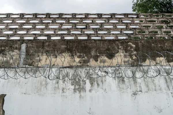 Бетонная Стена Тюрьмы Колючей Проволокой — стоковое фото