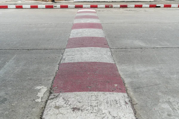 Vieja Carretera Hormigón Con Tope Velocidad Rojo Blanco — Foto de Stock