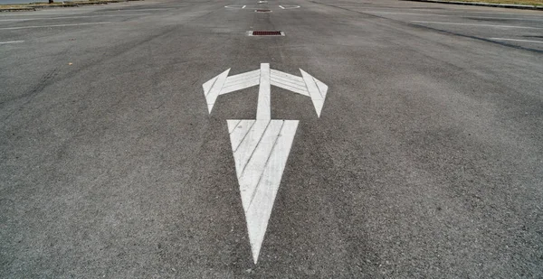 Route Asphaltée Avec Panneau Fléché Ligne Point Blanc — Photo