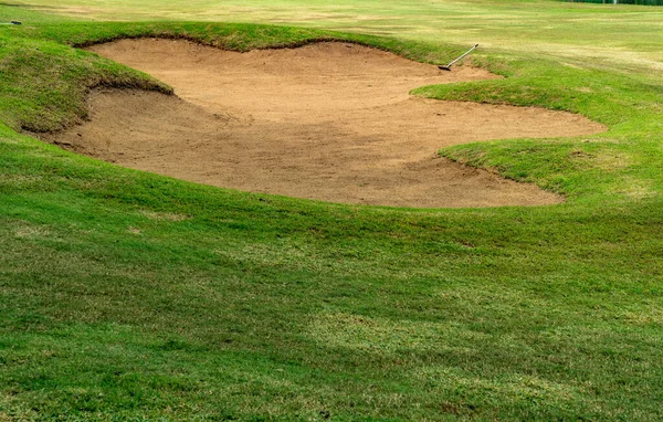 Pískový Bunkr Zeleným Trávníkem Golfovém Hřišti — Stock fotografie