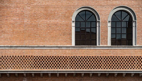 Alte Betonbogenfenster Mit Schwarzem Aluminiumrahmen Brauner Ziegelwand — Stockfoto