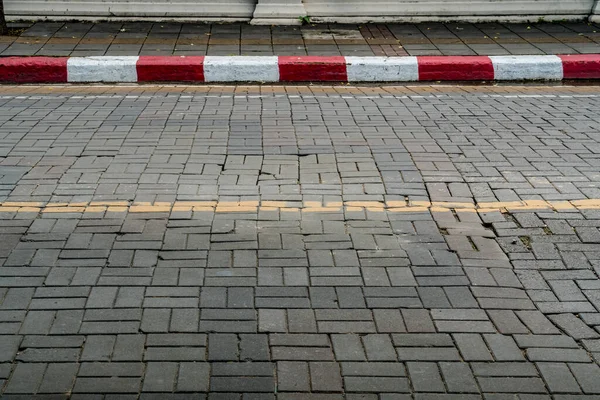 Бетонна Блокова Дорога Червоно Білим Бордюром — стокове фото