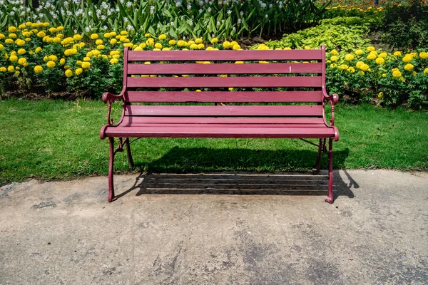 Banco Del Parque Madera Suelo Hormigón Con Flores Colores Jardín —  Fotos de Stock