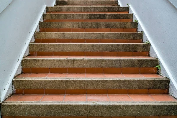Beyaz Beton Parmaklıklı Kahverengi Beton Merdiven — Stok fotoğraf