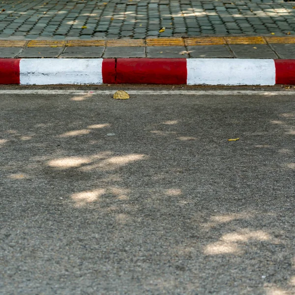 Asfalterad Väg Med Röd Och Vit Trottoarkant — Stockfoto