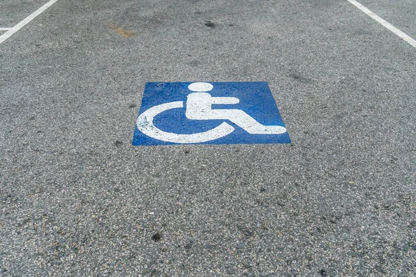 駐車場のアスファルト道路上のハディキャップサイン — ストック写真
