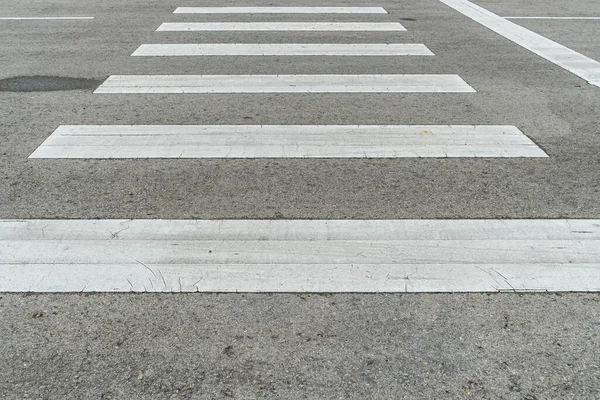Белый Пешеходный Переход Асфальтированной Дороге — стоковое фото