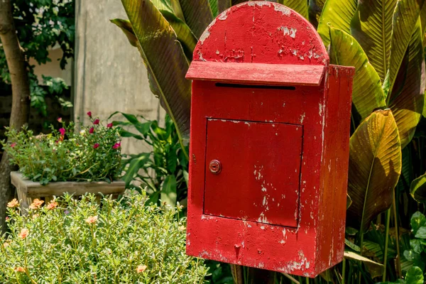 Alter Roter Holzbriefkasten — Stockfoto