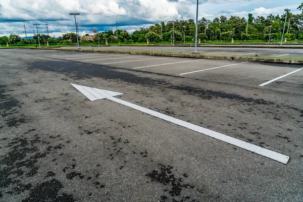 Asfalto Parcheggio Vuoto Con Freccia Bianca Segno — Foto Stock