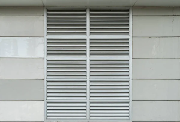Бетонная Стена Алюминиевой Вентиляцией — стоковое фото