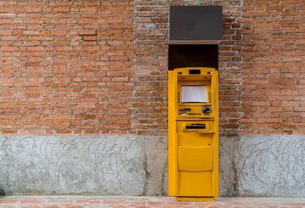 Bankomat Żółty Ścianie Cegły Betonowej — Zdjęcie stockowe