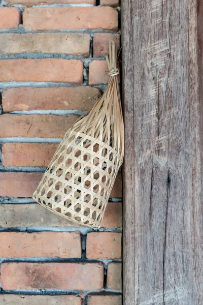 Parede Tijolo Marrom Velho Com Cesta Tecelagem Bambu — Fotografia de Stock