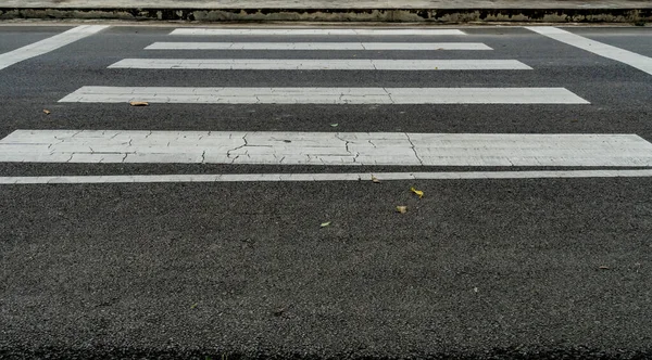 Perspektive Weißer Fußgängerüberweg Auf Asphaltierter Straße — Stockfoto