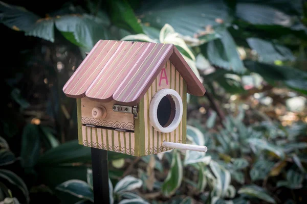 Rumah Burung Berwarna Taman — Stok Foto