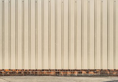 Kahverengi tuğlalı bej metal duvar dokusu