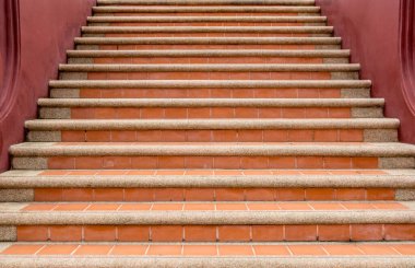 Kahverengi kiremitler beton merdiven