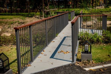 Parktaki derenin üzerindeki beton köprü.