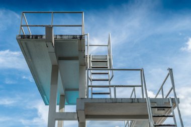 Arkadan atlama tahtası mavi gökyüzü arka planında