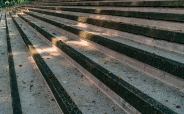Yaşlanmış beton merdiven. Basit arkaplan.