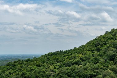 Mavi gökyüzü ve yeşil dağlı beyaz bulut