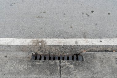 Paslı metal kanal kapağı