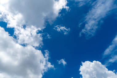 Mavi gökyüzü arkaplanlı beyaz bulut