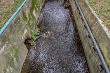 Su borusuyla beton drenaj kanalı