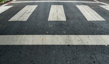Asfalt yolda beyaz yaya geçidi manzarası