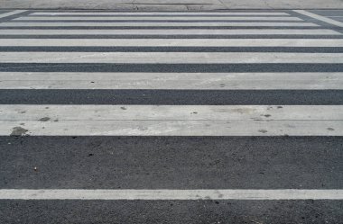 Asfalt yolda beyaz yaya geçidi