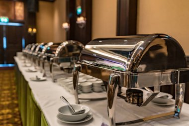 Masadaki servis için paslanmaz büfe tepsileri