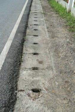 Asfalt yolda beton akıntısı var.