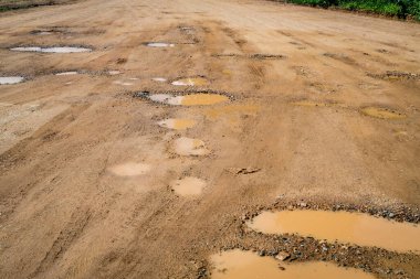 Toprak yoldaki çukur