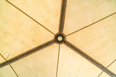 Büyük çatı çadırının bir parçası.