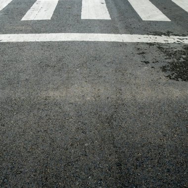 Asfalt yolda beyaz yaya geçidi