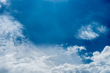 Mavi gökyüzü arkaplanlı beyaz bulut