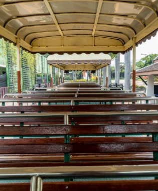 Parkta boş yeşil tur otobüsü