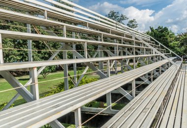 Beyaz metal tribünün perspektif görüntüsü