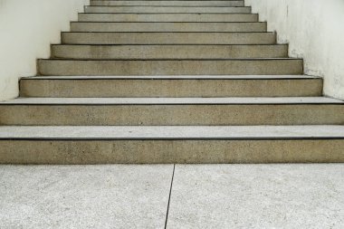 Yaşlanmış beton merdiven. Basit arkaplan.