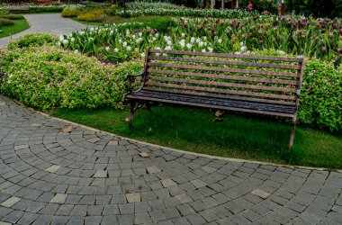 Parktaki metal park bankında.