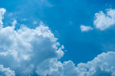 Mavi gökyüzü arkaplanlı beyaz bulut