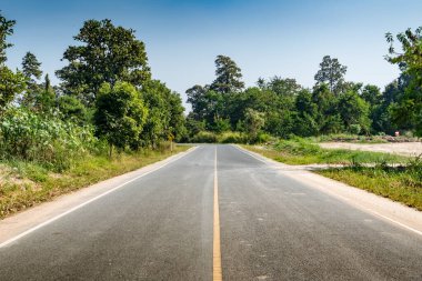 Sarı çizgili asfalt köy yolu