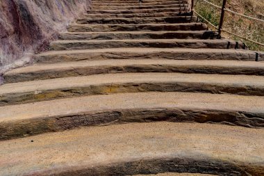 Dışarıdaki eğrinin resmi beton merdiven