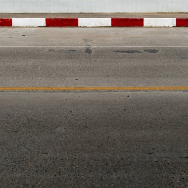 Kırmızı ve beyaz beton kaldırımlı beton yol
