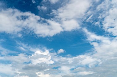 Mavi gökyüzü arkaplanlı beyaz bulut