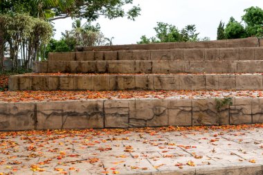 Taş mühür basamaklı beton.